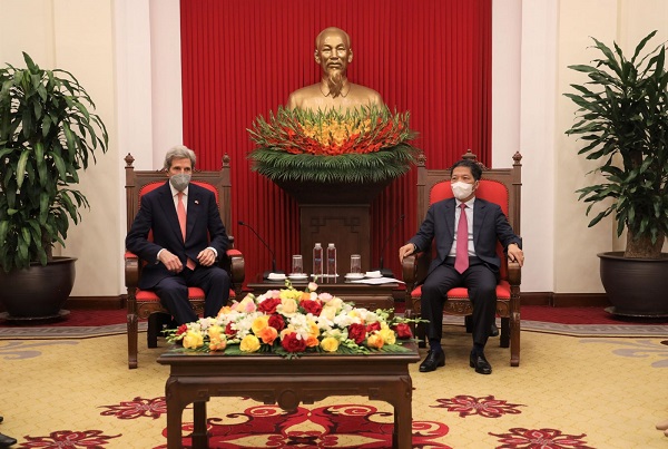 Đồng chí Trần Tuấn Anh, Ủy viên Bộ Chính trị, Trưởng Ban Kinh tế Trung ương tiếp ông John Kerry, Đặc phái viên của Tổng thống Hoa Kỳ về vấn đề khí hậu